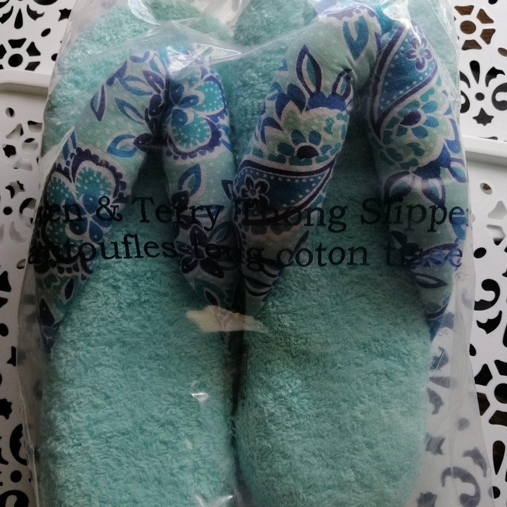 NEW-Aqua Terry Thong Slippers, size 5/6